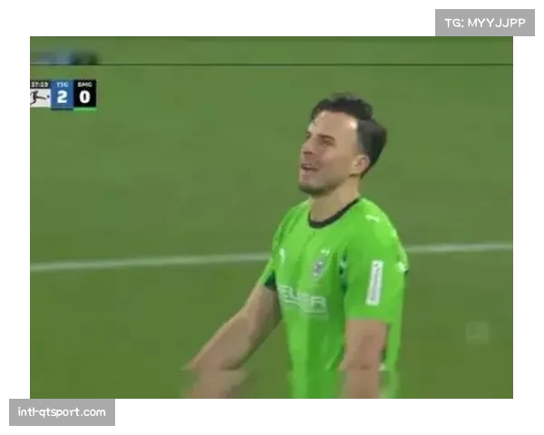 场边花絮:门兴对阵波鸿一役,主裁判因设备故障与VAR沟通中断五分钟。 场边花絮:门兴对阵波鸿一役,主裁判因设备故障与VAR沟通中断五分钟。